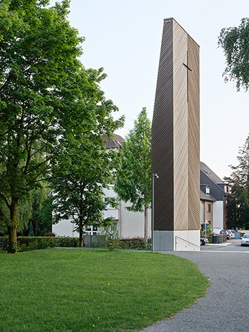 Aussenansicht des Kirchenturms mit Holzschalung