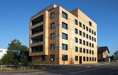 sechsgeschossiges Mehrfamilienhaus mit Holzfassade