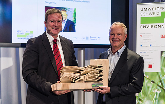 Stiftungsrat Prof. Dr. Rainer Bunge überreicht Max Renggli den Ecopreneur 2016