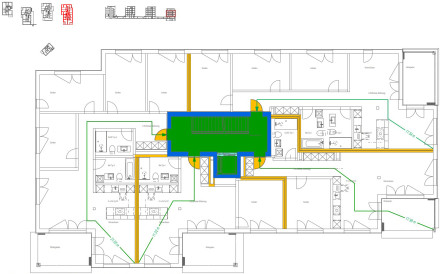 Brandschutzplan eines Mehrfamilienhauses mit vier Wohnungen und dem eingezeichneten, jeweils längsten Fluchtweg