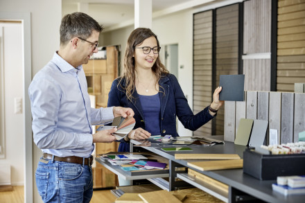 Lukas Erni, Architekt, und Michelle Zehnder, Architektin BA in Ausbildung bei der Bemusterung für ein Mehrfamilienhaus in Holz