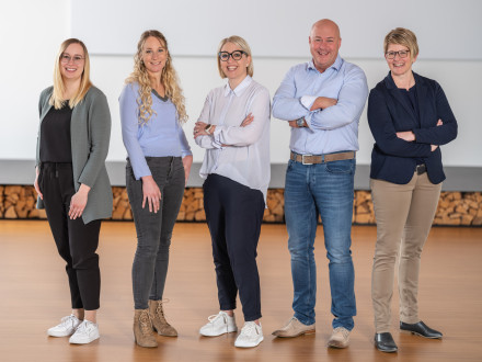 Foto des HR-Teams mit Anna Schweizer, Michèle Oswald, Claudia Bussmann, Oliver Truffer und Doris Hodel