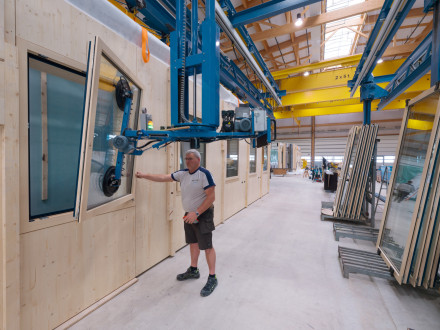 Renggli-Werk in Schötz mit Fenstereinbau-Station im Elementbahnhof