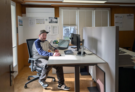 Adrian Kronenberg, Teamleiter Montage bei Renggli, an seinem Arbeitsplatz im Büro in Schötz