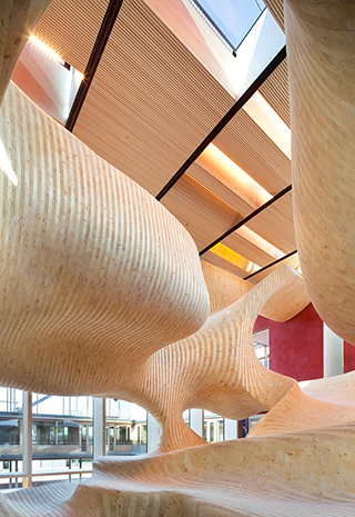 Sculpture en bois sur deux étages avec vue direction plafond. 