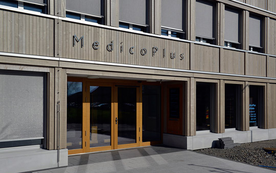 La vue prise de près de l'entrée du centre médical MedicoPlus à Einsiedeln.