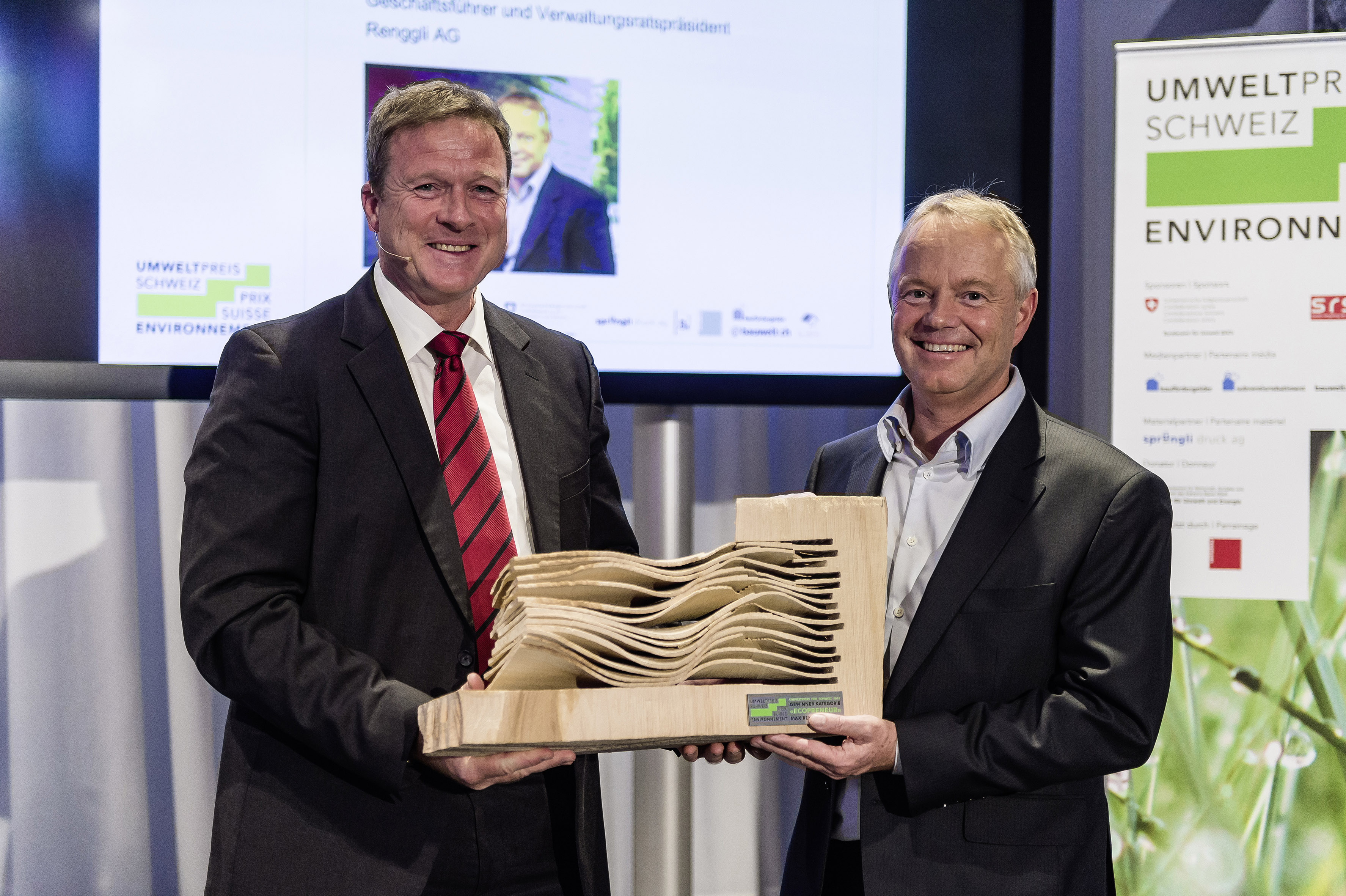 Le Prof. Dr. Rainer Bunge, membre du conseil de fondation, remet à Max Renggli le prix Ecopreneur 2016. 