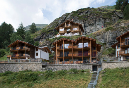 Immeubles d’habitation sur un terrain pentu et pierreux.