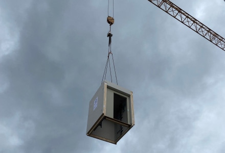 Levage d’un module d’ascenseur en bois avec système d’élévation prémonté