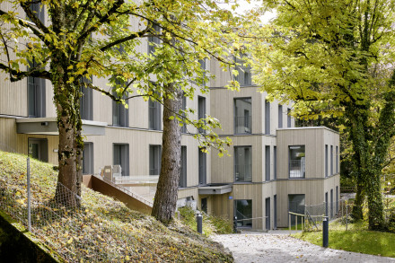 Bild von Un bâtiment de remplacement entre les arbres à Lausanne