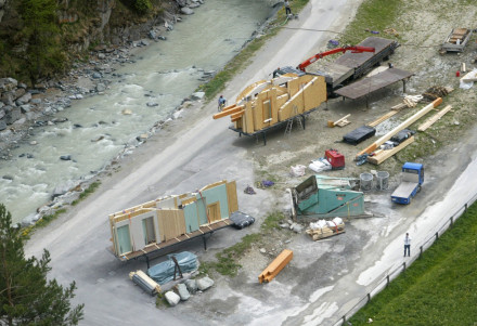 Un chantier avec les plates-formes et les éléments en bois.