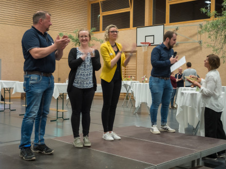 Le comité d'organisation de la fête (de gauche) : Martin Eiholzer, Sarah Stöckli, Sereina Thomann, Lukas Schaad et Heidi Sager (manque Jan Meissburger)
