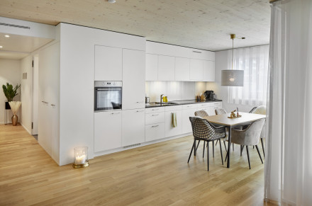Appartement avec parquet et plafond en bois avec vue sur la cuisine-salle à manger